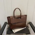 Sac fourre-tout marron foncé avec texture crocodile et poignées rondes robustes - Marron