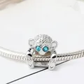 Abalorio de mono plateado con ojos de gema azul en una pulsera de serpiente - Plateado