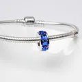 Silbernes Schlangenarmband mit einem Schiebe-Charm und zwei Reihen blauer Zirkonia-Steine - Königsblau