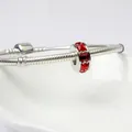 Silbernes Schlangen-Armband mit roter quadratischer Zirkonia-Perle auf weißem Tablett - Rot