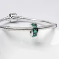 Silbernes Schlangenarmband mit einem zylindrischen Anhänger und grünen Zirkoniasteinen - Grün