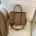 Grand sac cabas rétro marron foncé avec texture tissée et pendentif de style ethnique - Marron avec Pendentif