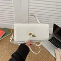 Weiße Handtasche mit Krokodilmuster, goldenem Knotenschloss und langem Schultergurt - Weiß