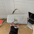 Silberne gewebte Abendtasche mit goldenem Knotenschloss und Schultergurt für Events - Silber