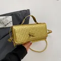 Moderne goldene Abendtasche in Flechtoptik mit Metall-Finish und Knotenschließe - Gold
