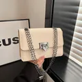 Minimalistische crèmekleurige kettingtas met zilveren metalen gesp in mat lederen look - Broken Wit