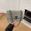Grijze crossbodytas met luipaardprint, metalen ketting en industriële sluiting - Lichtgrijs