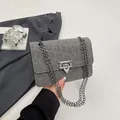Grijze crossbodytas van suède met luipaardprint, donkere metalen ketting en sluiting - Grijs