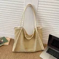 Beige Stroh-Tote-Bag mit weißen Kunstleder-Riemen und feiner durchbrochener Strickung - Gebrochenes Weiß