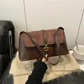 Dunkelbraune Damen Schultertasche mit Wildleder-Besatz und goldener G-Schnalle - Kaffeebraun