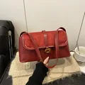 Dunkelrote Baguette-Schultertasche mit Wildleder-Patchwork und goldener G-Schnalle - Rot