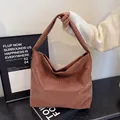 Große Hobo-Schultertasche in Karamellbraun aus geflochtenem Kunstleder mit Textur - Braun