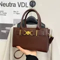 Elegante bolso de mano en cuero marrón oscuro con hebilla de corazón dorado y correa ajustable - Marrón