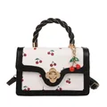 Sac bandoulière en similicuir blanc à motifs cerises et poignée tressée noire - Noir