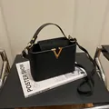 Schicke schwarze strukturierte Handtasche mit goldener V-Schnalle und Umhängeriemen - Schwarz
