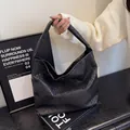 Große schwarze Hobo-Schultertasche aus geflochtenem Leder mit klassischem Flechtmuster - Schwarz