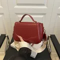 Borsa a tracolla rosso scuro alla moda con ampia tracolla in tessuto e fibbie d'oro - Rosso