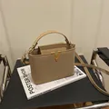 Beige Umhängetasche aus PU-Leder mit goldenem V-Logo und Tragegriff oben - Khaki