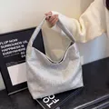 Silberne gewebte Hobo-Tasche mit Metallic-Finish und großer Kapazität für Damen - Silber