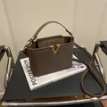 Kaffeebraune Bucket Bag aus Leder mit goldenem V-Logo und verstellbarem Schulterriemen - Kaffeebraun