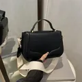 Borsa a tracolla in pelle nera opaca con tracolla larga crema e patta a onde - Nero