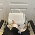Borsa a tracolla minimalista in pelle bianca con tracolla larga e design chic - Bianco