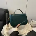 Borsa a tracolla verde scuro con ampia tracolla crema e finiture metalliche dorate - Verde