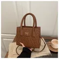 Elegante borsa a mano trapuntata marrone con fiocco dorato e tracolla regolabile - Marrone