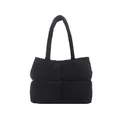Borsa tote nera trapuntata moderna con manici imbottiti su sfondo bianco neutro - Nero