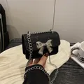 Mini borsa a tracolla nera con fiocco argento e patta glitterata da donna - Nero