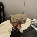 Mini borsa a catena elegante con patta glitterata e fiocco argento in pelle beige - Cachi