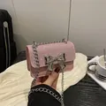 Mini borsa rosa glitterata con catena, fiocco in metallo argento e paillettes - Rosa