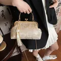 Elegante borsa Qipao in jacquard champagne con ricami floreali e nappa di perle - Bianco