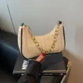 Beige geweven hobo tas met zwarte lederen bies en grove gouden ketting voor dames - Zwart