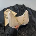 Beige geweven halve maan tas met gouden kettingriem en getextureerd V-patroon - Broken Wit