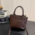 Borsa Boston intrecciata marrone scuro in pelle con manici e tracolla regolabile - caffè