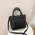 Borsa Boston classica in pelle intrecciata nera con doppi manici e tracolla rimovibile - Nero