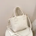 Secchiello intrecciato minimalista color crema con manici e tracolla regolabile - Bianco Sporco
