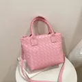 Borsa boston in pelle intrecciata rosa con manici e tracolla sottile in colore coordinato - Rosa