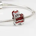 Rode emaille leeuwendans bedel met strass-steentjes op een zilveren slangenketting armband - Rood