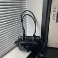 Borsa a spalla in pelle PU nera lucida con fibbie vintage e grande capacità - Nero