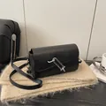 Μινιμαλιστική μαύρη δερμάτινη τσάντα χιαστί με ασημένια αγκράφα σε μαλακό ύφασμα - Μαύρο