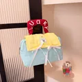 Gesteppte Kosmetiktasche in Blau und Gelb mit süßen Aufnähern und rotem Griff - Cartoon-Tier-Patch-Stil / Himmelblau