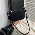 Bolso de hombro minimalista en ante negro con forma de media luna y detalle de nudo - Negro