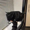 Elegante borsa a tracolla nuvola nera con trapuntatura esagonale e logo in metallo argento - Nero