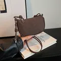 Bolso de media luna en ante marrón con correa de nudo y logotipo en relieve - café