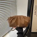 Borsa a nuvola marrone con trama a nido d'ape e sottile tracolla regolabile - Marrone