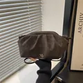 Borsa a nuvola marrone scuro con motivo trapuntato esagonale e logo in metallo argento - Marrone