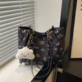 Borsa tote nera con fiori e farfalle a rilievo e un simpatico ciondolo a nuvola bianca - Con Ciondolo / Nero