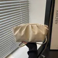Borsa nuvola trapuntata bianco panna con logo argento e tracolla in pelle - Bianco Sporco